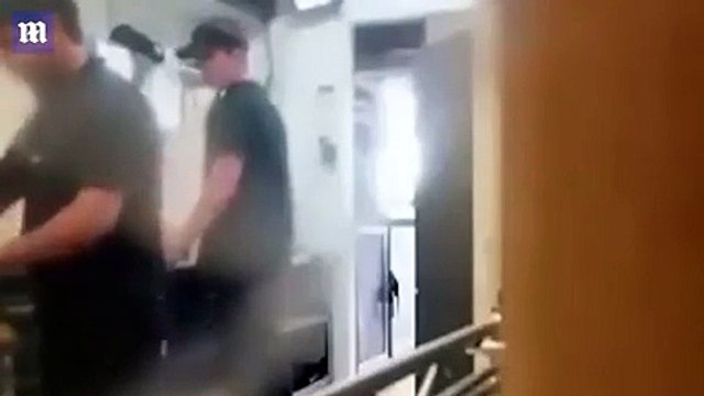 صدمة مطعم مشهور جداً يقدم أطعمة للزبائن من سلة القمامة