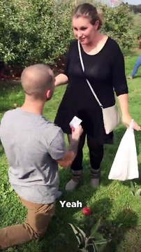 رد فعل مضحك لأبعد درجة لفتاة عندما طلب منها حبيبها الزواج