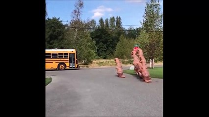 شاهد.. عائلة تعد استقبالاً مذهلاً لطفلتها عند عودتها من المدرسة