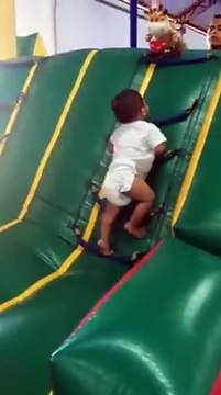 فيديو طفل يقوم باجتياز الحواجز بعمر صغير جداً