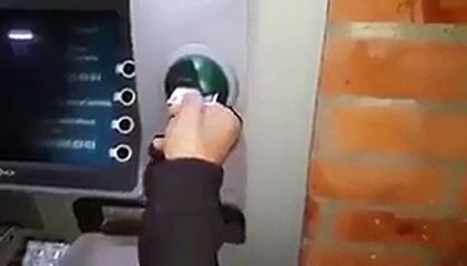 فيديو رد فعل غير متوقع من لص اكتشف أن ضحيته لا يمتلك أي نقود