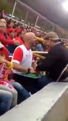 أب يشرح لابنه الكفيف مباراة بشكل إنساني للغاية