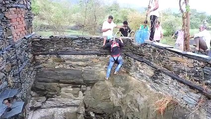 عمال إنقاذ يتدخلون لمساعدة "كلبة" عالقة داخل بئر عميق.. فيديو