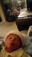 فيديو: رد فعل طفلة رضيعة بعد أن قامت والدتها بتقبيلها