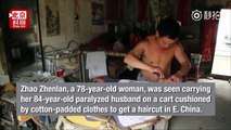 فيديو عجوز تحمل زوجها على عربة لمدة 18 عاماً إلى الحلاق