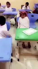 معلم خليجي يقلب مواقع التواصل بنصائحه الغريبة لتلاميذه