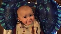 فيديو تعابير وجه طفل رضيع مؤثرة بسبب غناء والدته