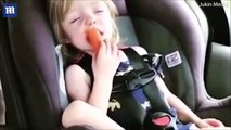 شاهد: طفلة تغط في النوم أثناء تناول طعامها.. وما حدث بعد ذلك مضحك جداً