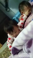 فيديو طفلين رضيعين يتشاجران مع بعضهما البعض بطريقة غير معقولة