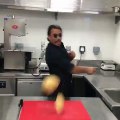 فيديو شيف نصرت يقطع الفاكهة في الهواء بضربة واحدة من سكينه بشكل مذهل