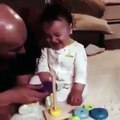 فيديو طفل يغرق بالضحك مع والده من دون أي سبب