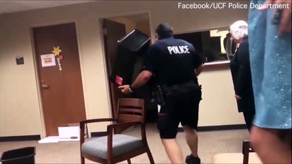 شاهد بالفيديو.. شرطي يحاول التخلص من "ثعبان" اقتحم مكتبه