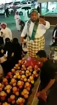 بائع يوزع بضاعته مجاناً احتفالاً باليوم الوطني السعودي