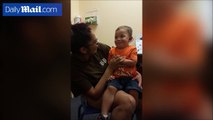 شاهد.. فيديو مؤثر لطفل يتمكن من سماع صوت والدته للمرة الأولى