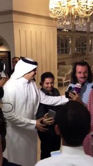 فيديو: شاهدوا الموسيقار العالمي ياني يتحدث العربية فور وصوله السعودية