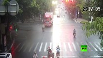 حادث مروري مضحك في الصين لشخصين قمة في الذكاء