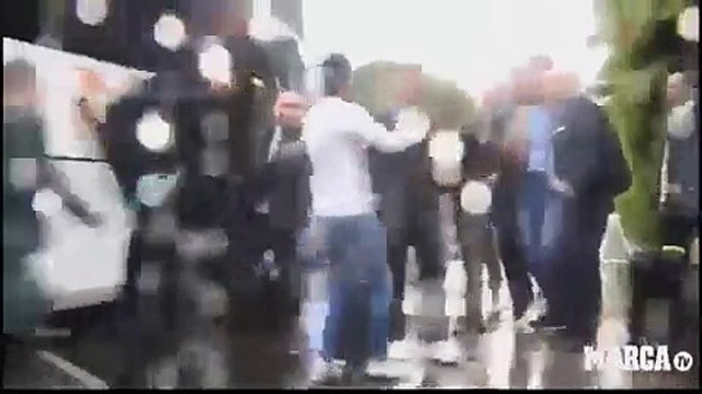 شاهد ما فعله حراس كريستيانو رونالدو مع معجب حاول التقاط سيلفي مع الدون