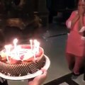 فيديو أحلام تهدي خادمتها قرط ألماس في عيد ميلادها