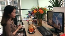 صدق أو لا تصدق.. موظفة تطهو دجاجة كاملة على مكتبها بمقر عملها.. فيديو