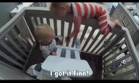 طفل يخرج أخاه الرضيع من سريره بطريقة ذكية جداً