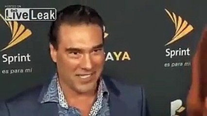 ممثل مشهور يصفع مذيعاً أمام الكاميرات بسبب سؤال.. ماذا قاله له؟