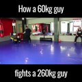 بالفيديو كيف يقاتل شاب بوزن 60 كيلو شاب بوزن 260 كيلو