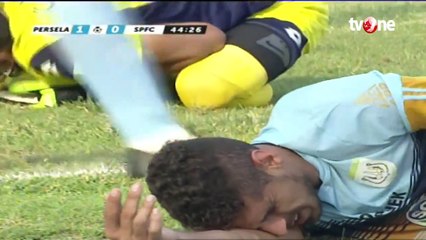 فيديو: وفاة حارس مرمى خلال مباراة بالدوري الإندونيسي