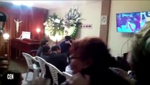 عائلة عاشقة لكرة القدم تشاهد مباراة في جنازة أحد الأقارب.. فيديو