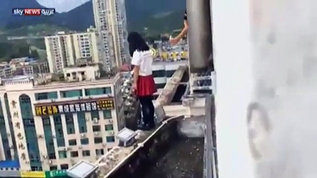 بالفيديو: شجاعة معلم تنقذ طالبة من الانتحار على ارتفاع شاهق: ماذا فعل؟