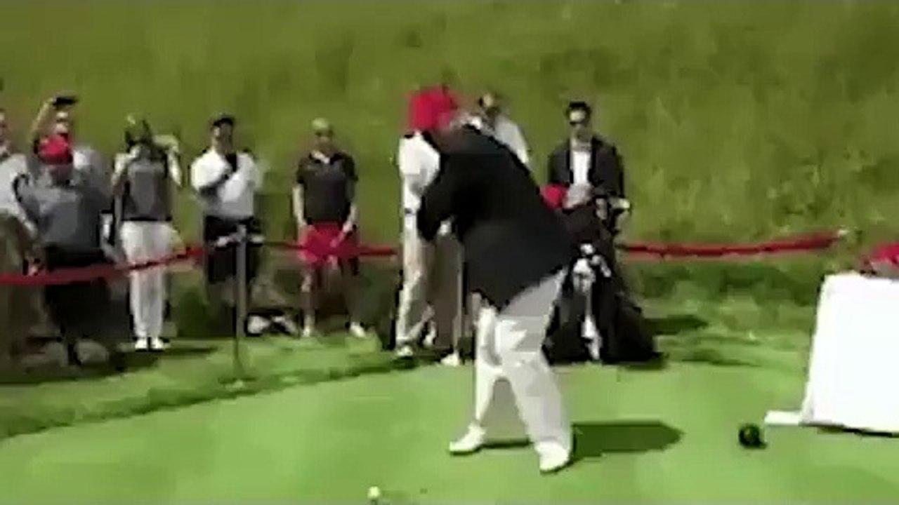 شاهد الرئيس الأمريكي دونالد ترامب يضرب هيلاري كلينتون بكرة جولف