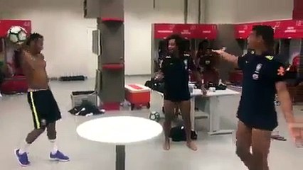 بالفيديو: تحدي مجنون بين نيمار ومارسيلو: لعبة جديدة لم ترها من قبل!