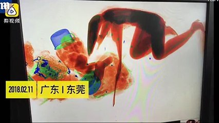 لن تصدقوا ما فعلته هذه الإمراة الصينية في المطار!