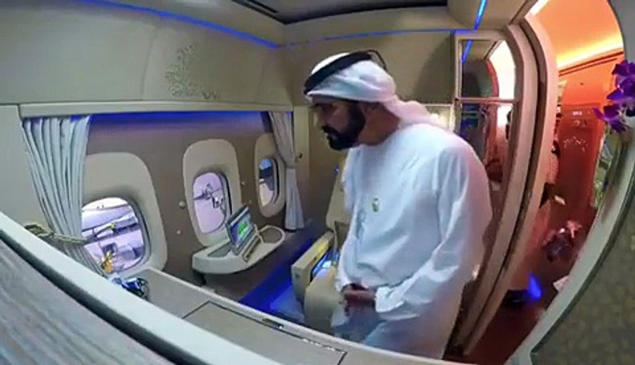 الشيخ محمد بن راشد آل مكتوم يقوم بجولة في مقصورة الدرجة الأولى