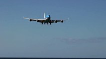 هبوط طائرة ركاب عملاقة في مطار سانت مارتن - فيديو