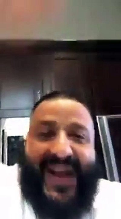 شاهد: فنان أمريكي من أصل عربي يعلم طفله الصغير أغنية تراثية فلسطينية