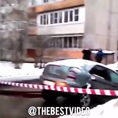 فيديو عملية انتشال سيارة من حفرة مائية تنتهي بتفككها!