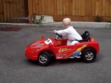 فيديو طفل صغير يقود سيارة فيراري انزو باحترافية عالية