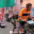 فيديو رجل يجر أكثر من 50 سيارة وشاحنة في نفس الوقت!