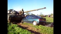 فيديو دبابات تسحق مجموعة من السيارات وكأنها مصنوعة من الكرتون