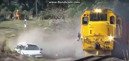 فيديو يعرض ما يحصل للسيارات عندما تقف أمام قطار بشكل خاطئ