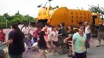 فيديو شاهد كيف يتخلص اليابانيون من أكياس القمامة!