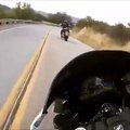 فيديو جولة مذهلة على متن دراجة نارية على طريق جبلي خلاب