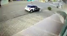 فيديو شخص يقفز من أمام سيارة فولكس واجن كادت أن تدهسه بشكل جنوني