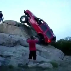 فيديو جيب جراند شيروكي تنقلب على ظهرها بعد محاولة تسلق بائسة