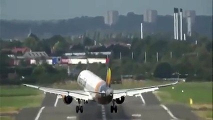 فيديو: هبوط طائرة كاد أن ينتهي بكارثة!