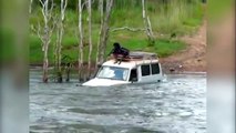 فيديو سائق مجنون يعبر نهر مليء بالتماسيح .. فهل سينجح؟