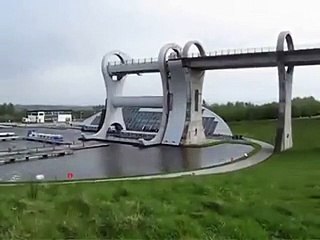 فيديو عجلة فالكيرك تنقل القوارب إلى عالم آخر