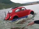 فيديو فولكس واجن بيتل برمائية تسير على الماء بطريقة مضحكة