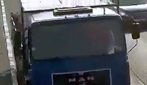 فيديو شخص يوقف سيارته على طريق سريع والسبب إنساني
