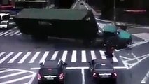 فيديو سائق دراجة تنقلب شاحنة أمامه بشكل مخيف وينجو